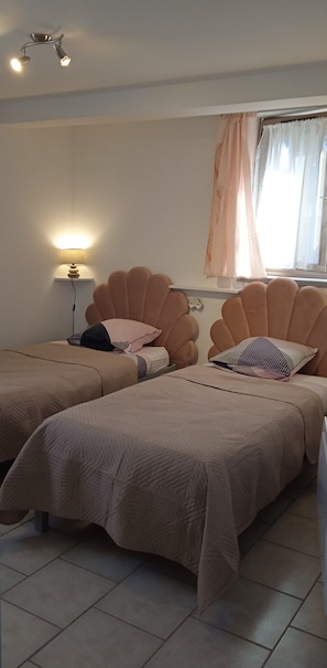 chambre 2 lits , 90 x 200 cm .