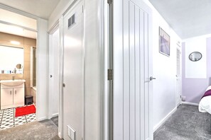 Hallway bathroom/Bedroom 2