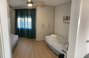 2nd bedroom with 2 single beds