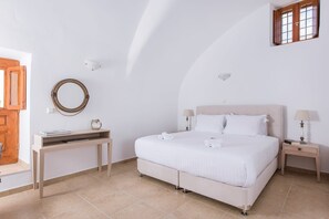 Charming Santorini Villa | 1 Bedroom Suite | Villa Dragneel | Spacious Terrace with Outdoor Hot Tub | Pyrgos