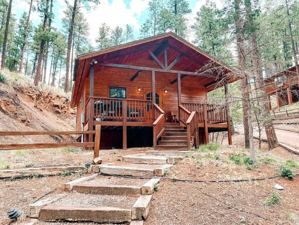 Welcome to your Hidden Escape! Nestled in the Ruidoso mountains, this pet-friendly cabin offers a peaceful retreat with a spacious deck, ideal for enjoying nature's beauty with your loved one