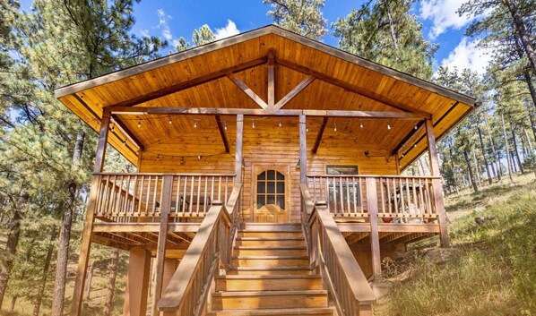 Escape to "Hidden Haven," the second cabin in Hidden Canyon, hosted by Ruidoso Lodge Cabins. This secluded retreat in the Upper Canyon of Ruidoso offers the ultimate peaceful getaway. Enjoy th