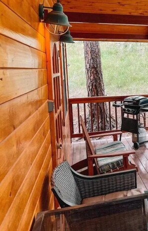 Step out onto the viewing deck and immerse yourself in the tranquil surroundings while enjoying a meal prepared on the grill. This space invites you to unwind, share stories, and create lastin