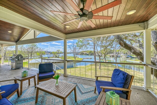 Upper deck with amazing views!