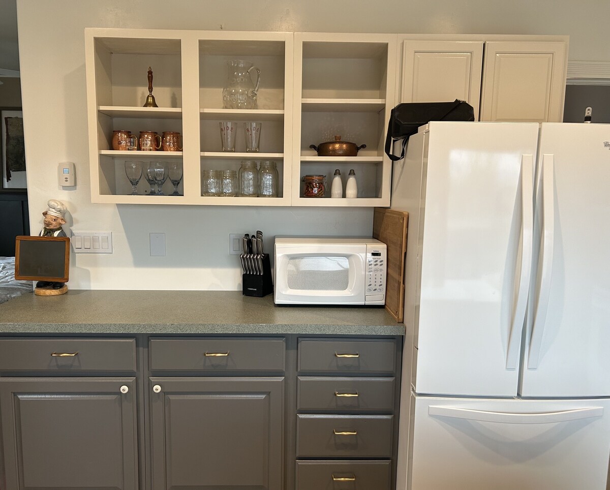 Pet friendly, studio in Countryside by Harvey and Rifle Gap, farm fresh eggs