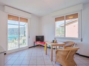 Property, Window, Furniture, Table, Building, Wood, Interior Design, Floor, Flooring