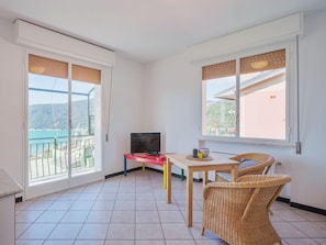 Property, Window, Furniture, Table, Building, Wood, Interior Design, Floor, Flooring