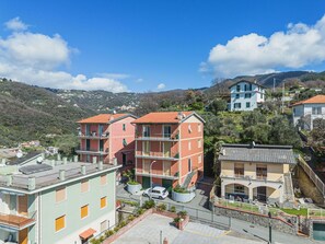 Cloud, Sky, Building, Mountain, Window, House, Urban Design, Neighbourhood, Residential Area