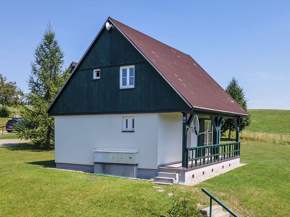 Himmel, Gebäude, Fenster, Baum, Pflanze, Haus, Grundstueck, Hütte, Holz, Abstellgleis