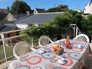 Table, Furniture, Property, Tableware, Chair, Plant, Building, Sky, Outdoor Table, Tree
