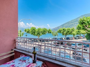 Véhicule De Luxe, Parking, Balcon