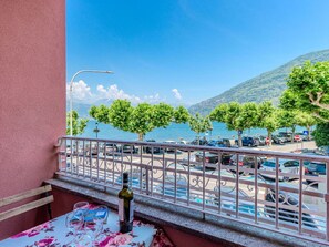 Véhicule De Luxe, Parking, Balcon