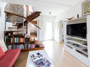 Furniture, Property, Picture Frame, Shelf, Wood, Shelving, Interior Design, Living Room, Floor, Flooring