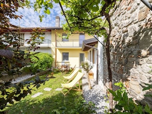 Plant, Building, Window, Architecture, Vegetation, House, Tree, Neighbourhood, Residential Area, Real Estate