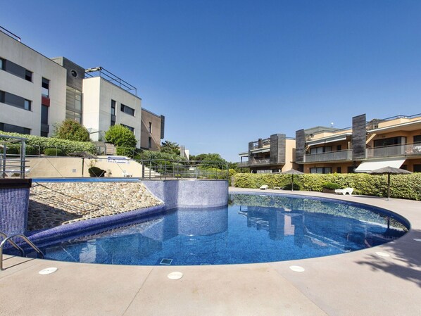Water, Sky, Daytime, Property, Building, Plant, Azure, Window, Swimming Pool, Tree