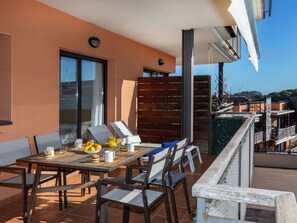 Table, Furniture, Chair, Wood, Shade, Flowerpot, Flooring, Floor, Building, Sky