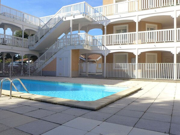 L'Eau, Bleu Azur, Fenêtre, Ciel, Bâtiment, Piscine, Ombre, Condominium, Immobilier, Composite