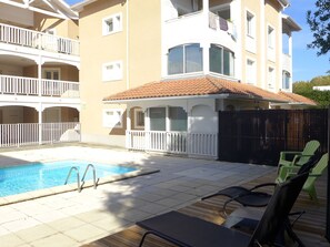 Bâtiment, Fenêtre, Chaise, Ombre, L'Eau, Piscine, Condominium, Maison, Zone Résidentielle, Porche