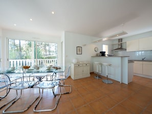 Cabinetry, Meubles, Comptoir, Éclairage, Bois, Sol, Sol, Bâtiment, Cuisine, Chaise