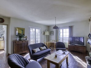 Cabinetry, Kitchen Sink, Countertop, Property, Tap, Sink, Window, Plumbing Fixture, Wood, Kitchen