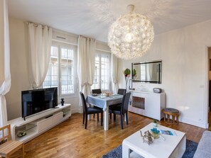 Building, Window, Comfort, Wood, Television, Living Room, Interior Design, House, Couch, Floor