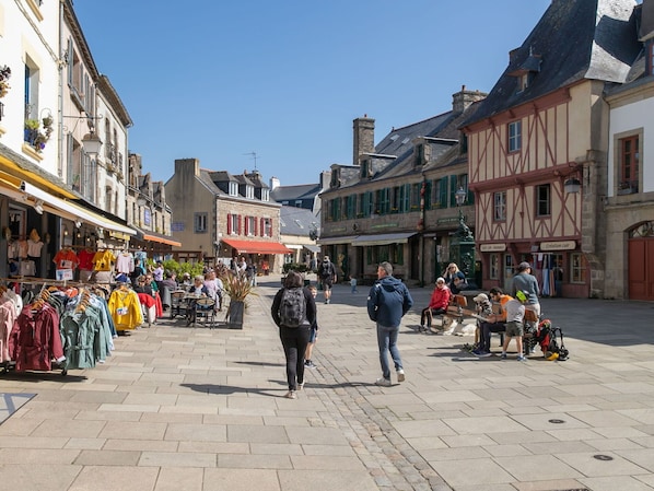 Bâtiment, Ville, Espace Public, Zone Urbaine, Ville, Architecture, Rue, Foule, Vacances