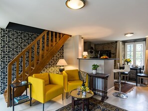Gebäude, Fenster, Komfort, Holz, Fernsehen, Wohnzimmer, Interior Design, Haus, Couch, Fussboden
