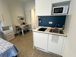 Major Appliance, Küche, Möbel, Interior Design, Zimmer, Fussboden, Cabinetry, Küchengerät, Wohnung, Herd