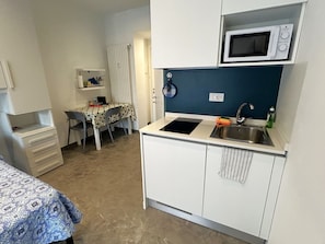 Major Appliance, Küche, Möbel, Interior Design, Zimmer, Fussboden, Cabinetry, Küchengerät, Wohnung, Herd