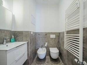 Eigentum, Cabinetry, Badezimmerschrank, Armatur, Sinken, Badezimmer, Zapfhahn, Bad Sink, Interior Design, Gebäude
