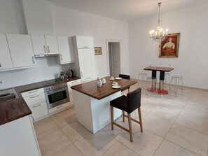 Table, Meubles, Cabinetry, Comptoir, Bois, Éclairage, Design Intérieur, Cuisine, Sol, Sol