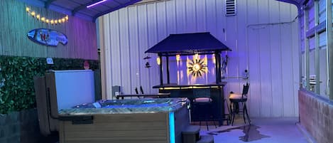 Hot tub & Tiki bar