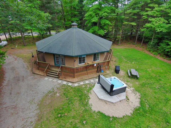 The Octagon - a unique stay near Lake Michigan & Pentwater a beach town!