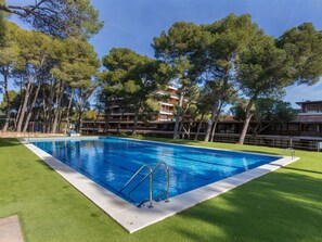 Water, Plant, Building, Property, Swimming Pool, Chair, Nature, Azure, Sky, Tree