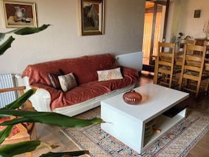 Das Sofa und der Couchtisch im Wohnzimmer