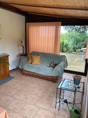 Das Verandasofa (mit einem Eindringling)
