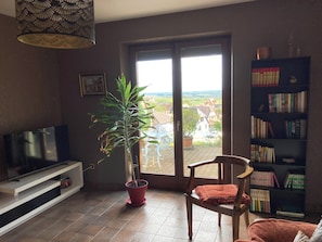 Wohnzimmer mit Blick auf die Ostterrasse
