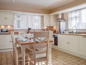 Kitchen/diner | Lyncroft Holiday Bungalow, Sandbach