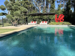 Piscine extérieure 10m x 5m avec lits confortables