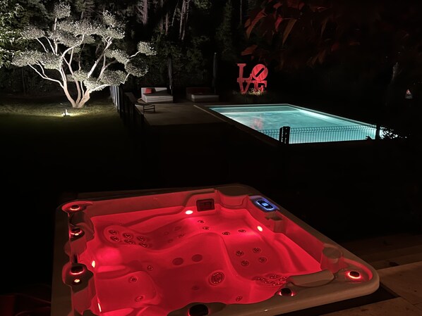 Bain à Remous (Jacuzzi) avec vue sur la piscine de nuit!