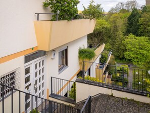 Gebäude, Pflanze, Urban Design, Eigentumswohnung, Fenster, Wohngebiet, Baum, Grundeigentum, Fassade, Holz