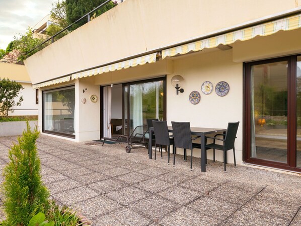 Pflanze, Gebäude, Möbel, Fenster, Schatten, Tür, Interior Design, Grundstueck, Haus