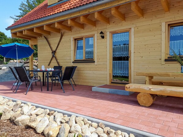Gebäude, Fenster, Eigentum, Holz, Haus, Gartenmöbel, Pflanze, Flooring, Schatten, Wand