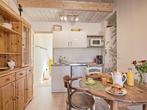 Meubles, Cabinetry, Propriété, Comptoir, Plante, Table, Cuisine, Design Intérieur, Bois, Sol