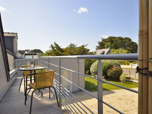 Ciel, Meubles, Bâtiment, Table, Nuage, Chaise, Ombre, Plante, Maison, Arbre