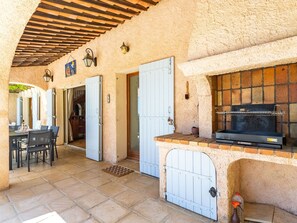 Property, Building, Wood, Interior Design, Countertop, Floor, Flooring, Living Room, Kitchen Stove, Wall
