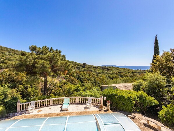 Sky, Cloud, Plant, Azure, Tree, Natural Landscape, Swimming Pool, Landscape, Leisure, Outdoor Furniture
