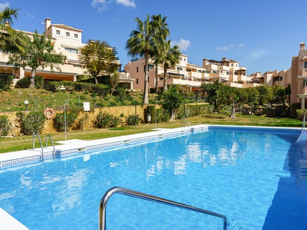 Water, Building, Cloud, Plant, Daytime, Property, Swimming Pool, Sky, Window, Azure