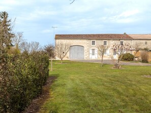 L'Eau, Bâtiment, Nuage, Plante, Jour, Propriété, Piscine, Ciel, Fenêtre, Bleu Azur