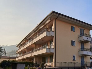 Water, Building, Cloud, Plant, Daytime, Property, Swimming Pool, Sky, Window, Azure